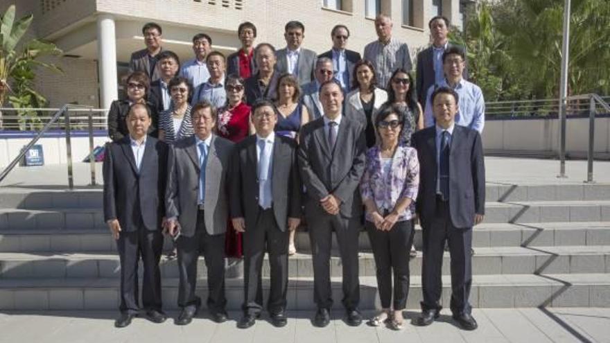 Una delegación china en la UJI, interesada en la cerámica