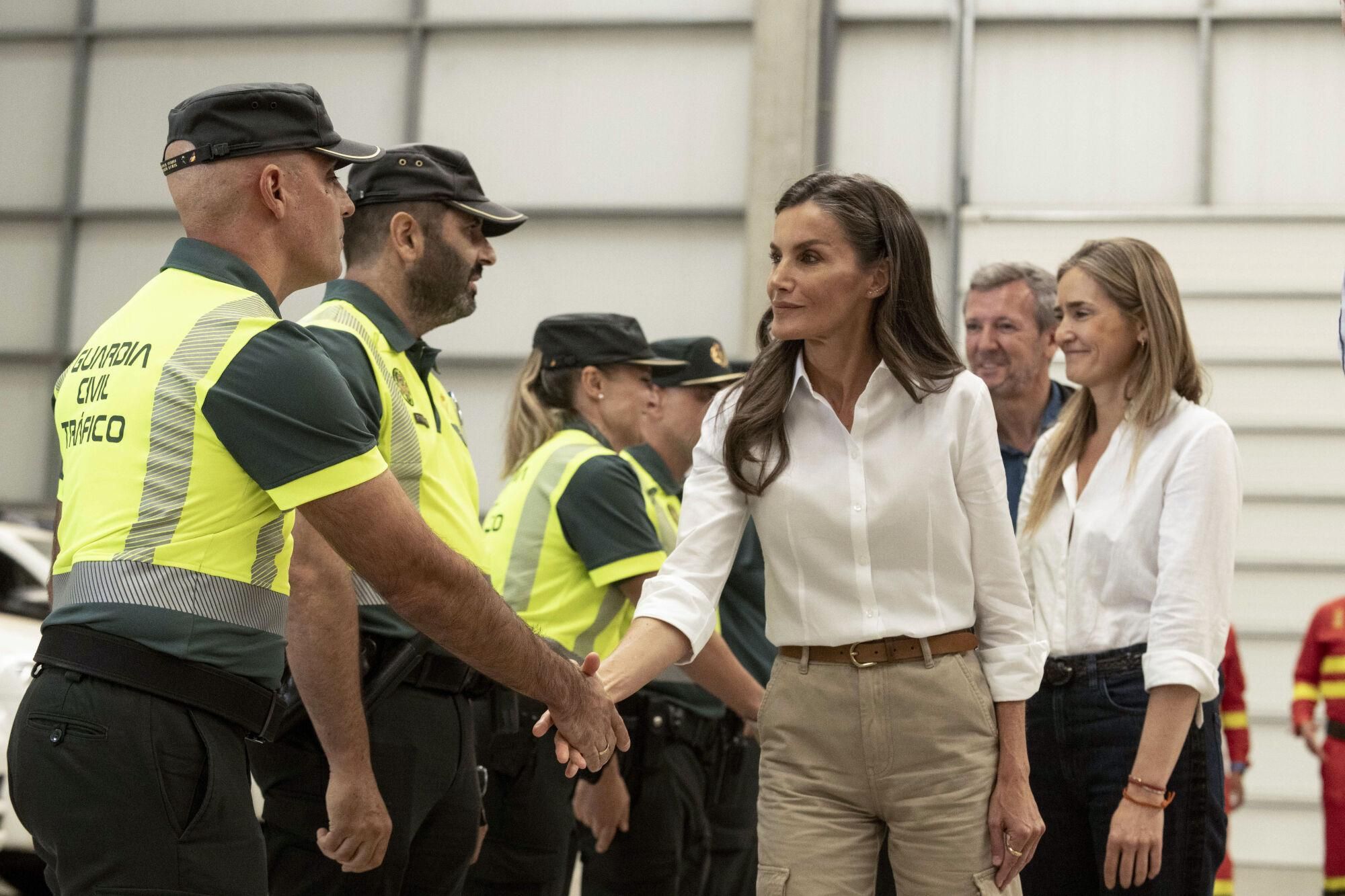 VERÍN (OURENSE), 28/08/2025.- La reina Letizia, acompañada por la vicepresidenta tercera y ministra para la Transición Ecológica y el Reto Demográfico, Sara Aagesen (d), y por el presidente de la Xunta, Alfonso Rueda (d), saluda a varios guardias civiles mientras visitan el Centro de Coordinación del Distrito Forestal XIV de Verín (Ourense), este jueves, para conocer de primera mano los daños causados por los incendios forestales en la provincia gallega. EFE/ Brais Lorenzo