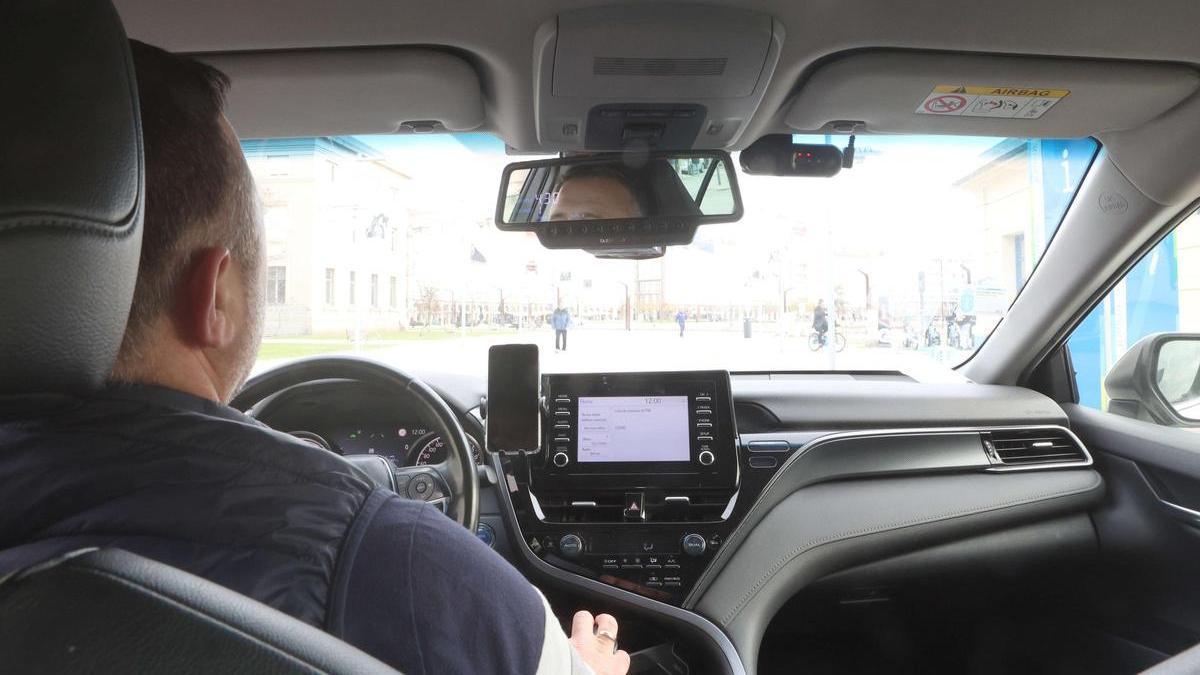Un taxista en el interior del vehículo.