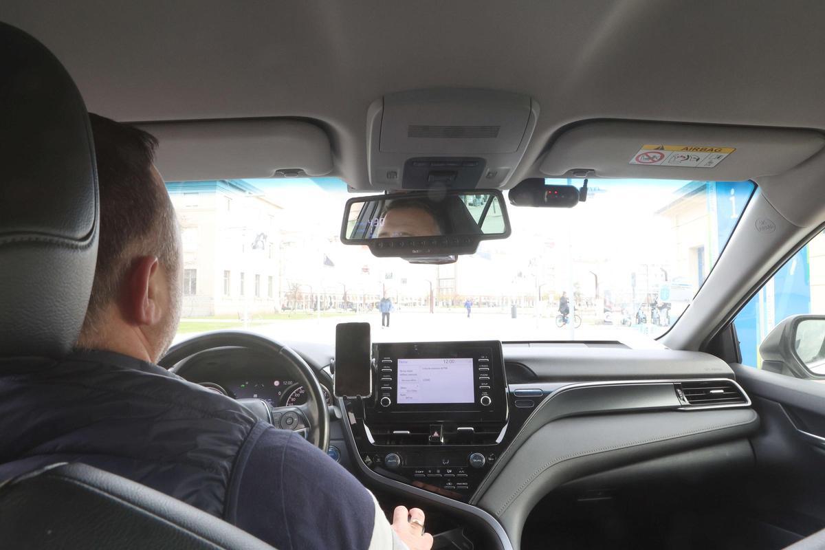 Un taxista en el interior de su vehículo.