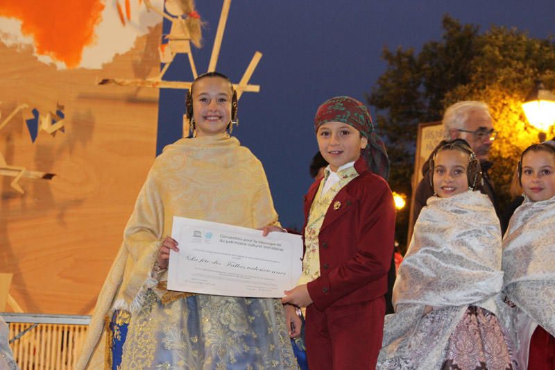 Entrega de los certificados de la Unesco a las Fallas infantiles