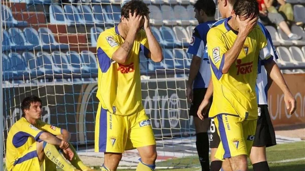 Abraham Paz se lamenta del penalti fallado -con Natalio al fondo- en el Rico Pérez, en junio del 2008, lo que salvaba al Córdoba CF.