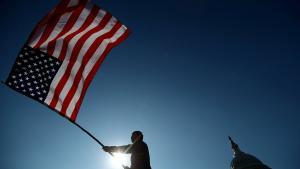 Un ciudadano ondeando la bandera de Estados Unidos 