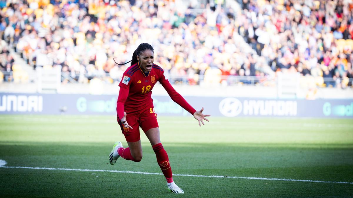 Salma Paralluelo celebrando el gol de la victoria para España.