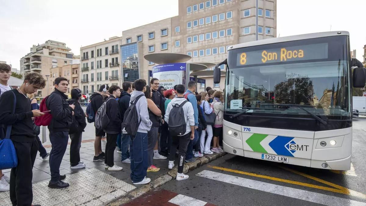 Menschen beim Einsteigen in einen Stadtbus der EMT in Palma.