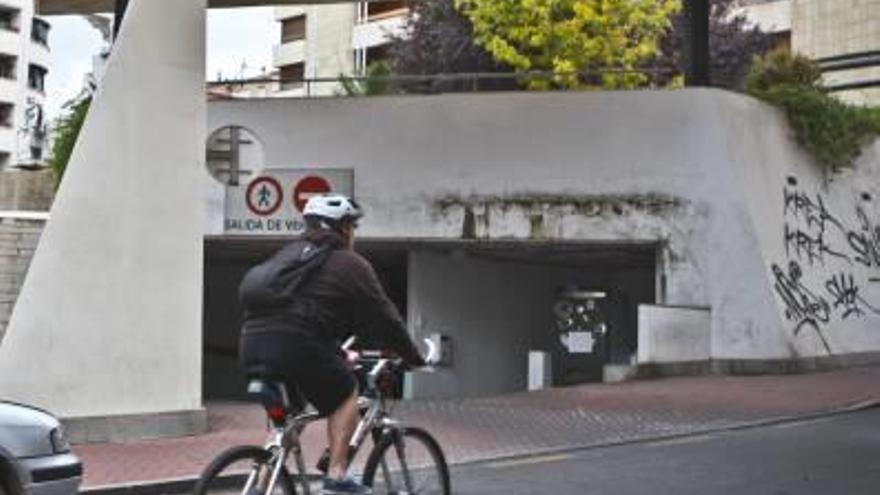 El parking está situado debajo del parque de la Rosaleda.