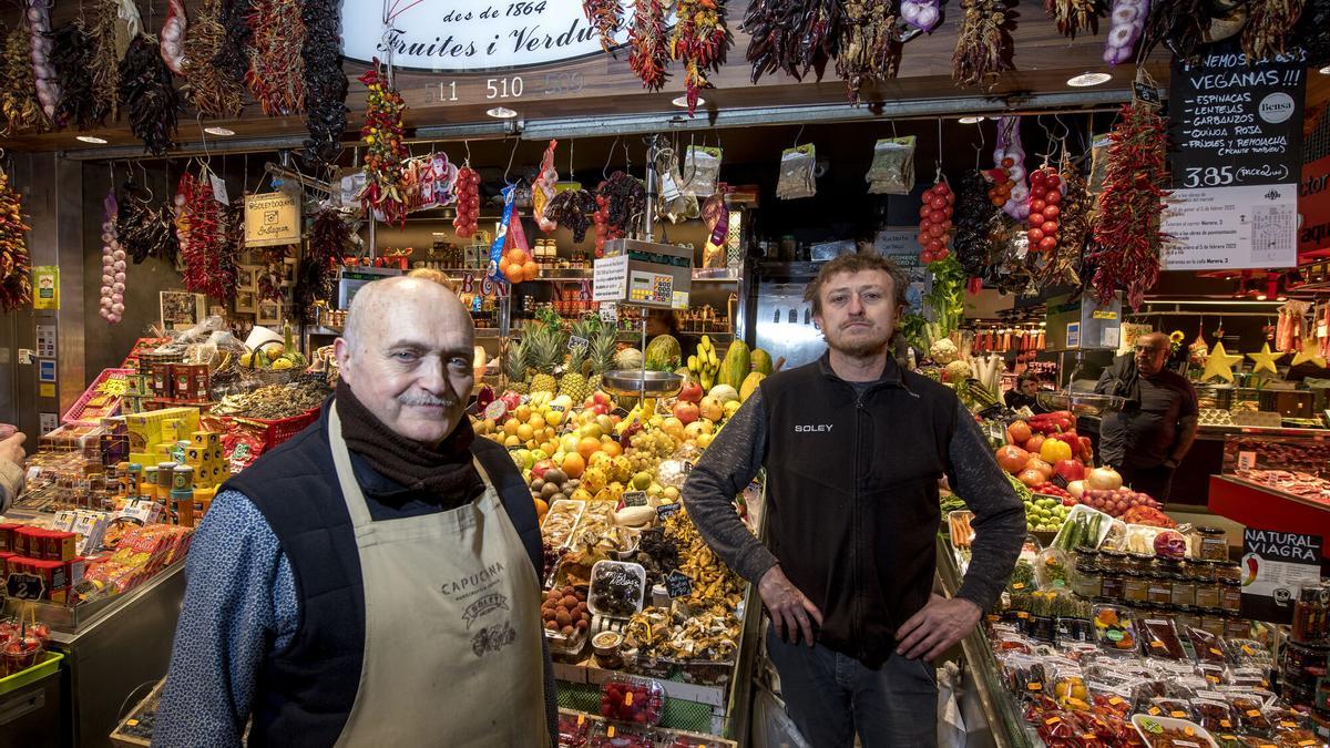 Eduard Soley junto a su hijo Jaume en su parada del mercado de la Boquería desde 1864 dedicada a frutas y verduras.