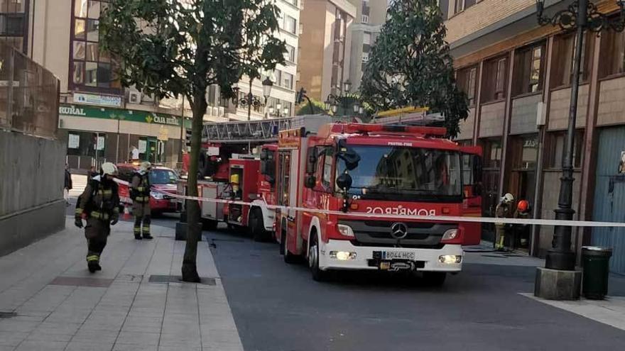 Los bomberos, ayer, durante su actuación en la calle Fermín Canella.