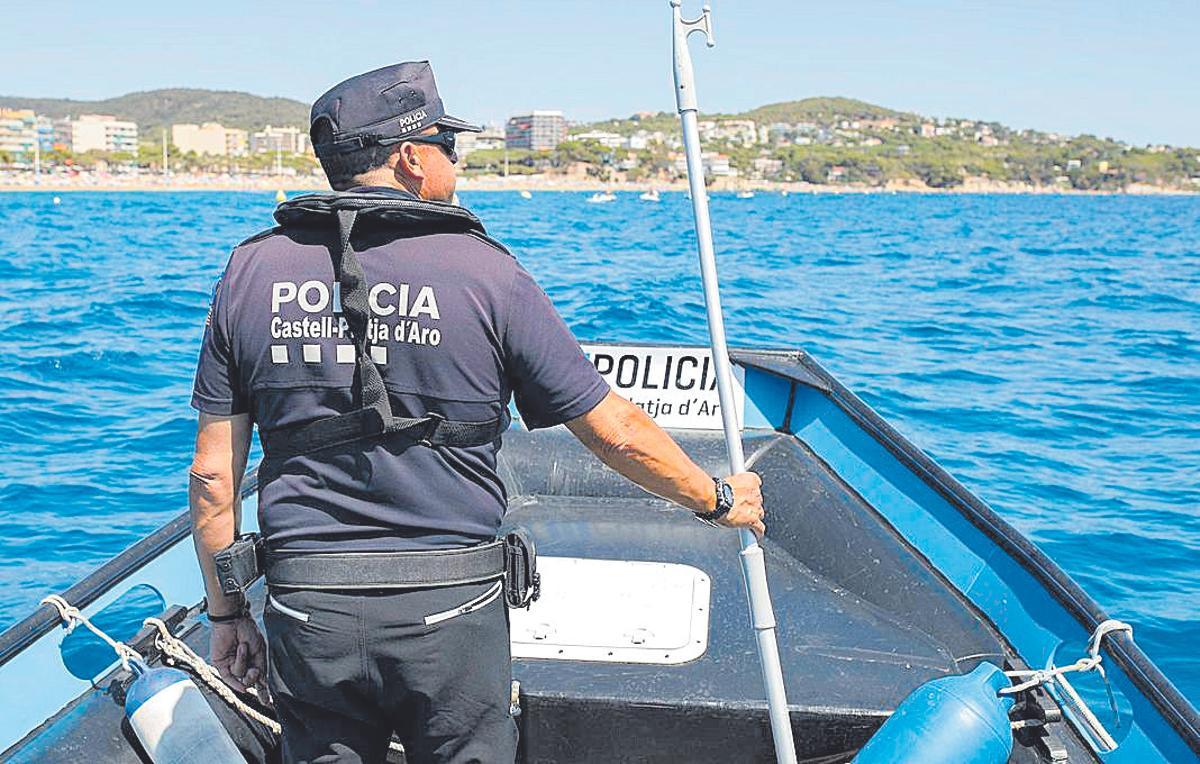 Un dels patrons fent tasques de vigilància a la costa del municipi