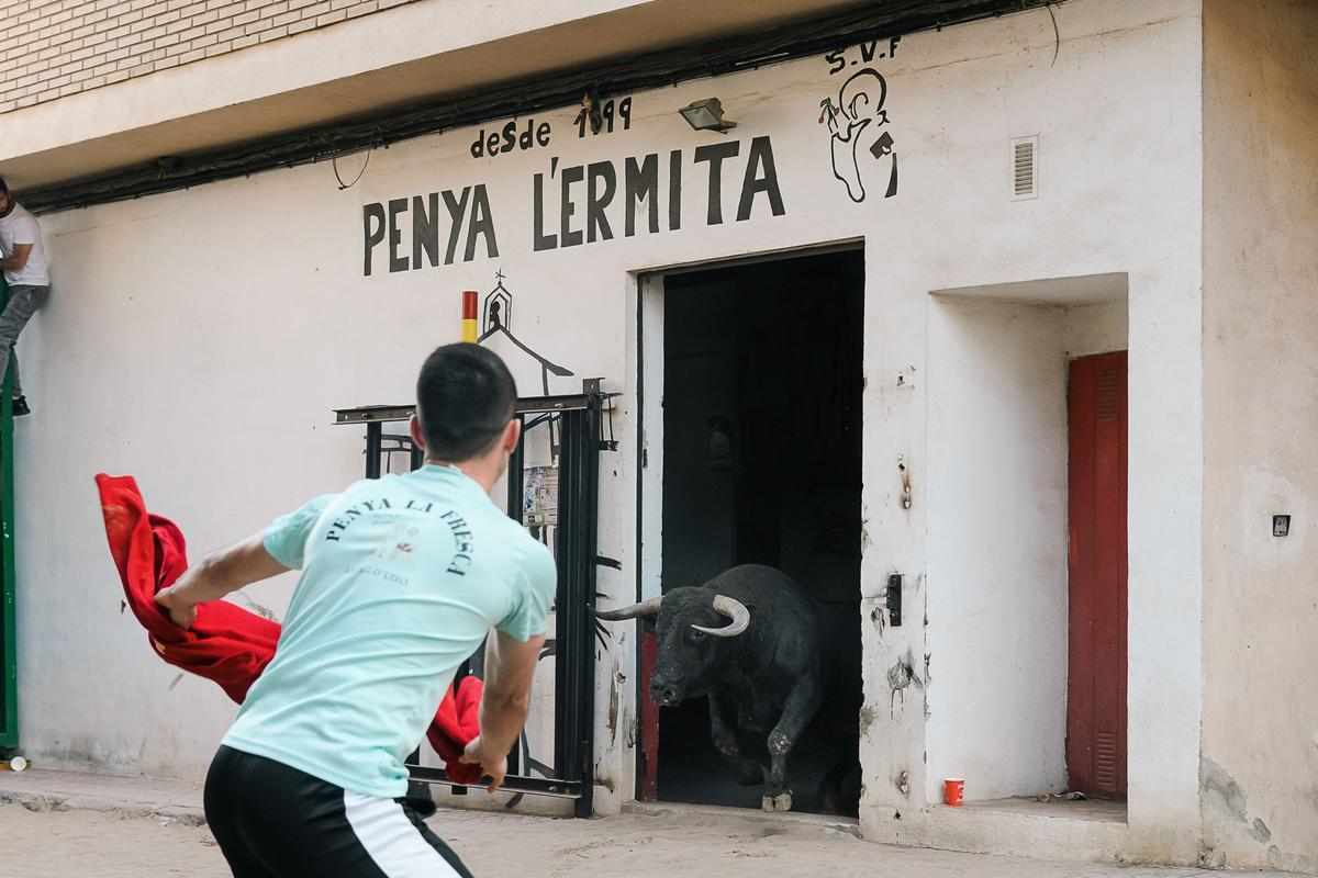 Momento de la salida del Celestino Cuadri, patrocinado por la peña l’Ermita.