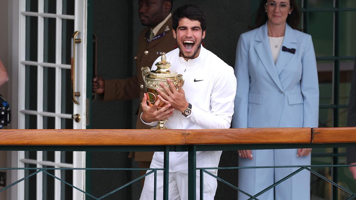 Carlos Alcaraz con el trofeo de Wimbledon
