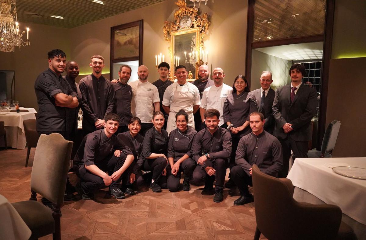 Els equips dels dos restaurants que van intervenir en la preparació i el servei del sopar a Castell Perelada.