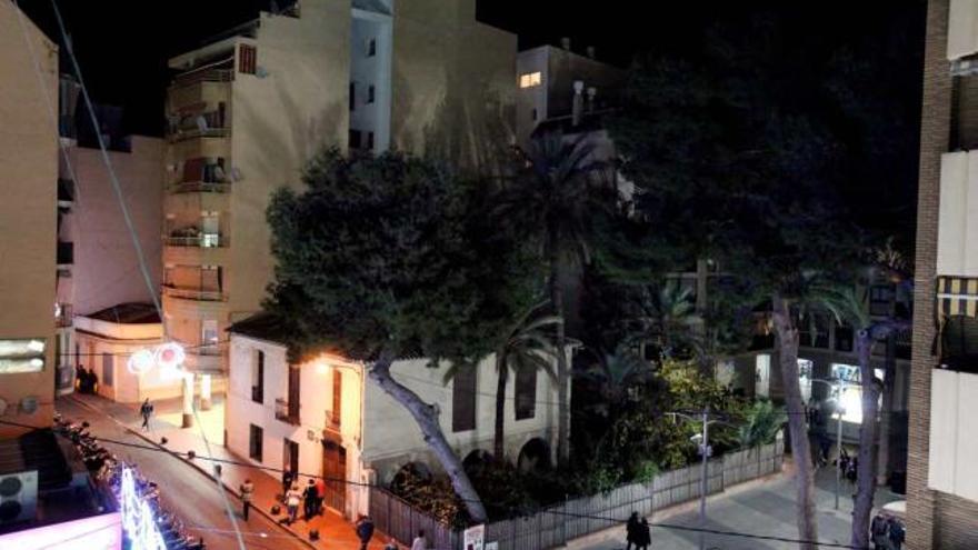 Imagen actual de la finca del Hort de Colón, rodeada de edificios, en la calle Tomás Ortuño de Benidorm.