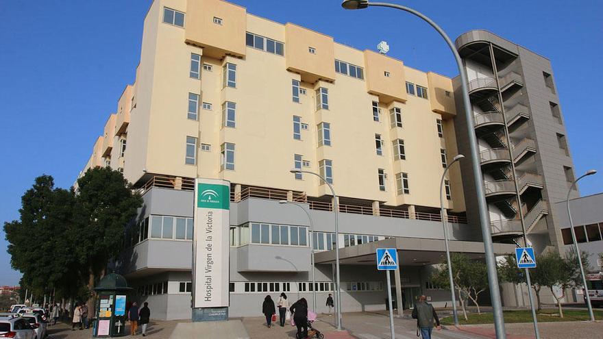 Fachada del Hospital Clínico, donde se produjo la caída del bebé.