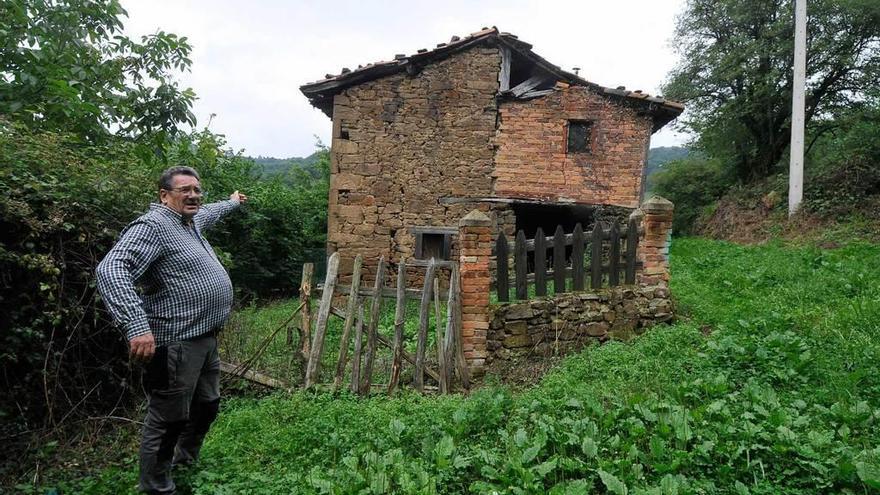 Ángel Luis Rubio, junto a una de las casas adquiridas por los promotores.