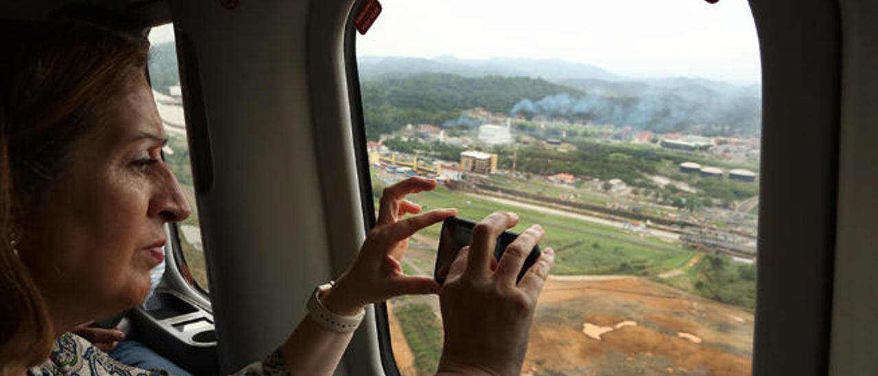 Ana Pastor fotografía desde el aire las obras del Canal de Panamá, que visitó el miércoles.