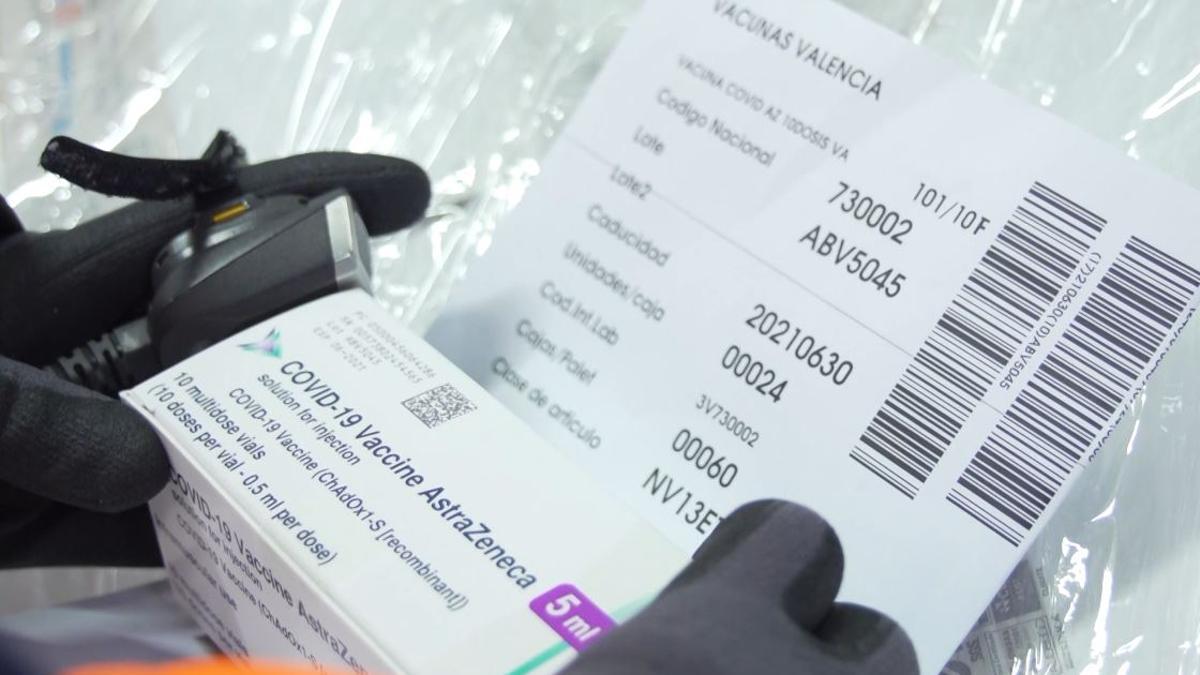 Caja de la vacuna AstraZeneca que viaja a València.