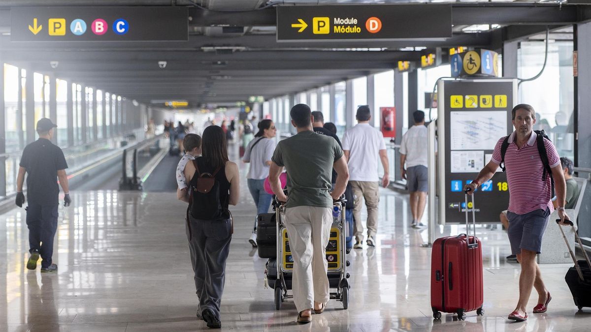 Varias personas con maletas en la terminal T4 del aeropuerto Adolfo Suárez Madrid-Barajas, a 30 de agosto de 2024, en Madrid (España).