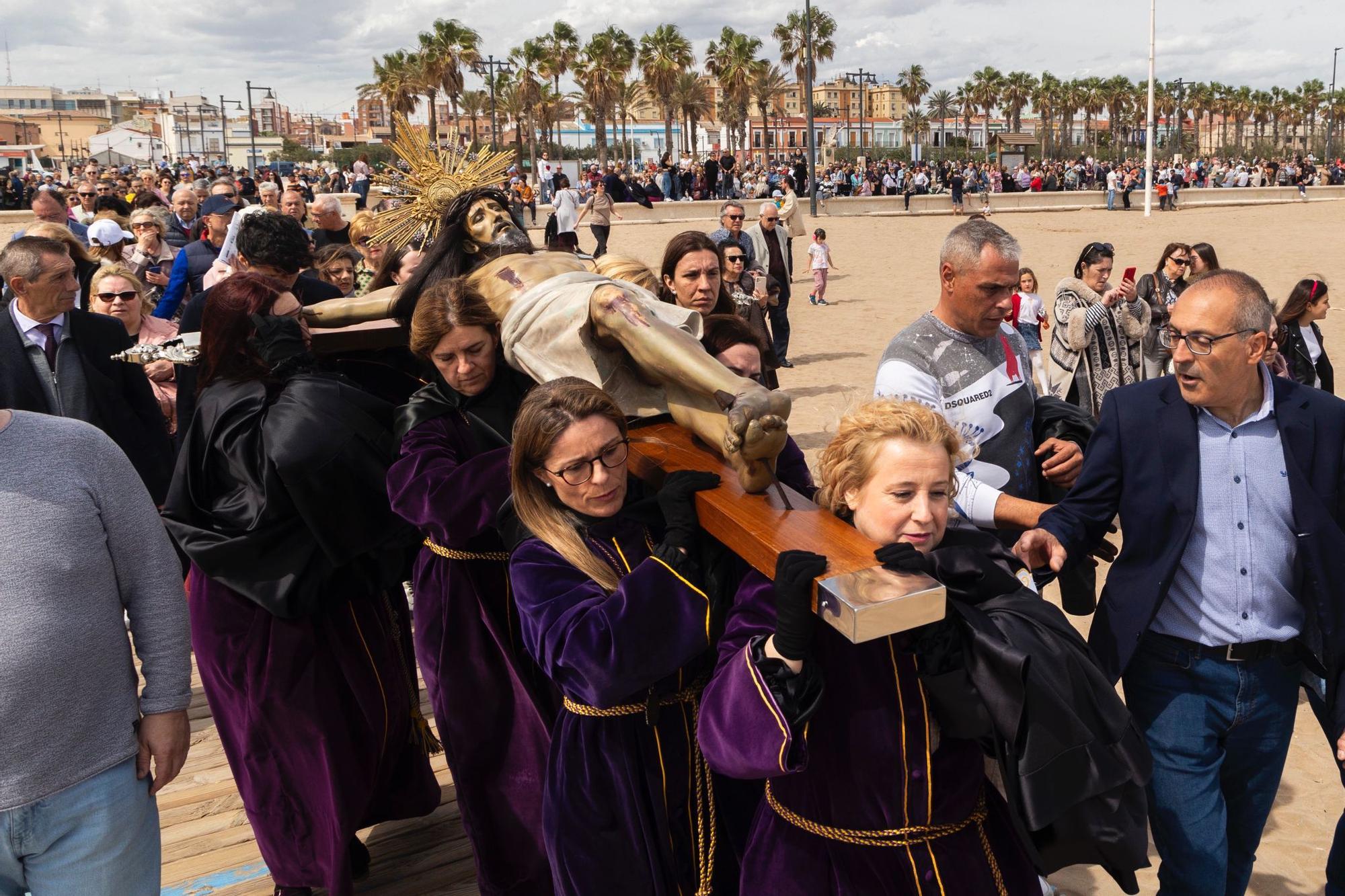 El Viernes Santo del Marítim amanece con el encuentro de los Cristos