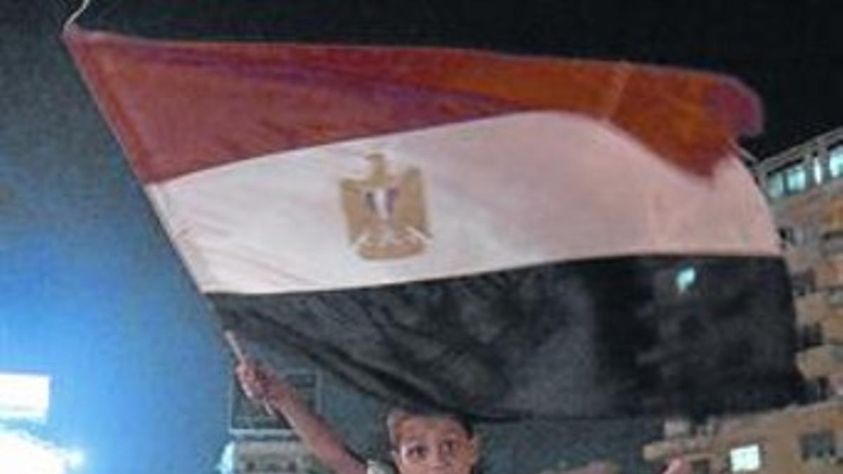 Un hombre y su hijo celebran la victoria de Al Sisi en El Cairo, ayer.