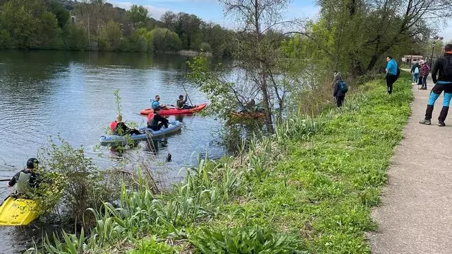 Los familiares del desaparecido de Plasencia le buscan con piraguas en el río