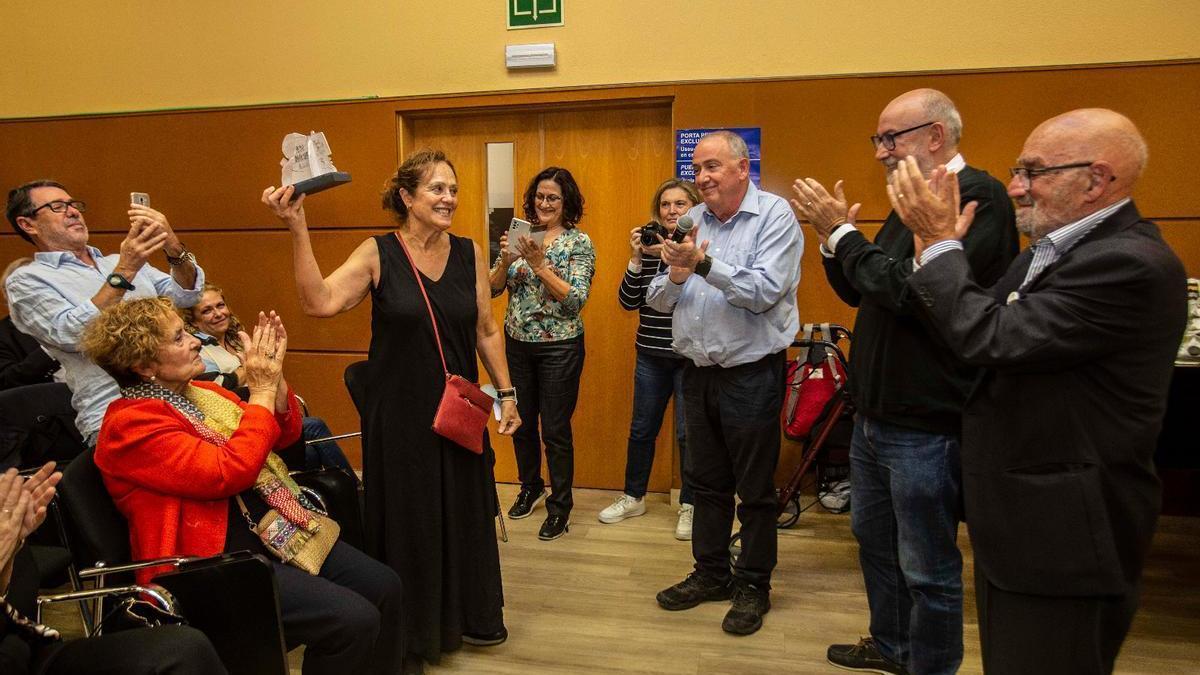 Un instante de la entrega del premio a Teresa de Nova, en presencia de los tres presidentes históricos de la PIC