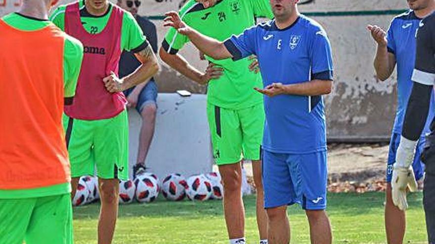 Villafaina, en un entrenamiento con el Orihuela.