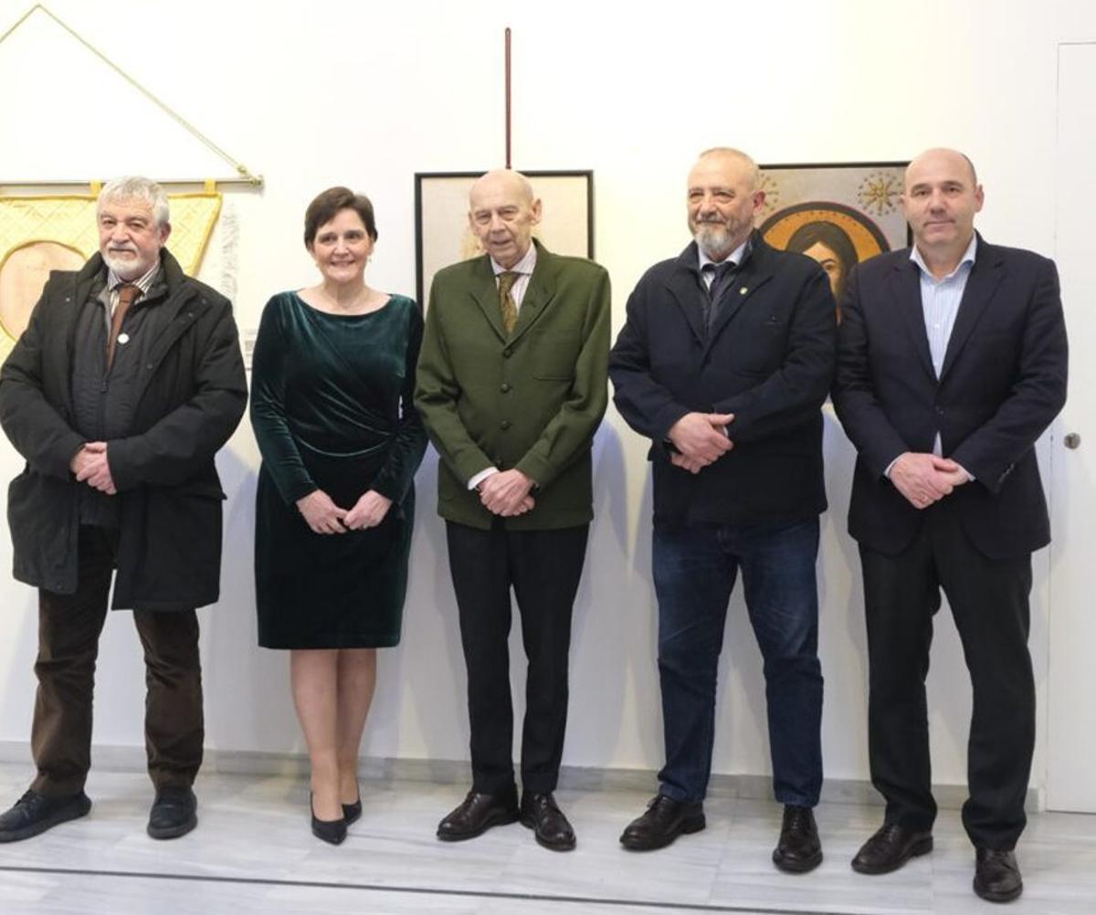 Por la izquierda, Juan Manuel Miñarro, Rosa María Gómez Navajas, Emilio Boja (presidente del Ateneo de Sevilla), Luis Rizo y Gabriel de Alba (vicetesorero del Ateneo), en la inauguración de «La Santa Faz revelada». | ATENEO DE SEVILLA