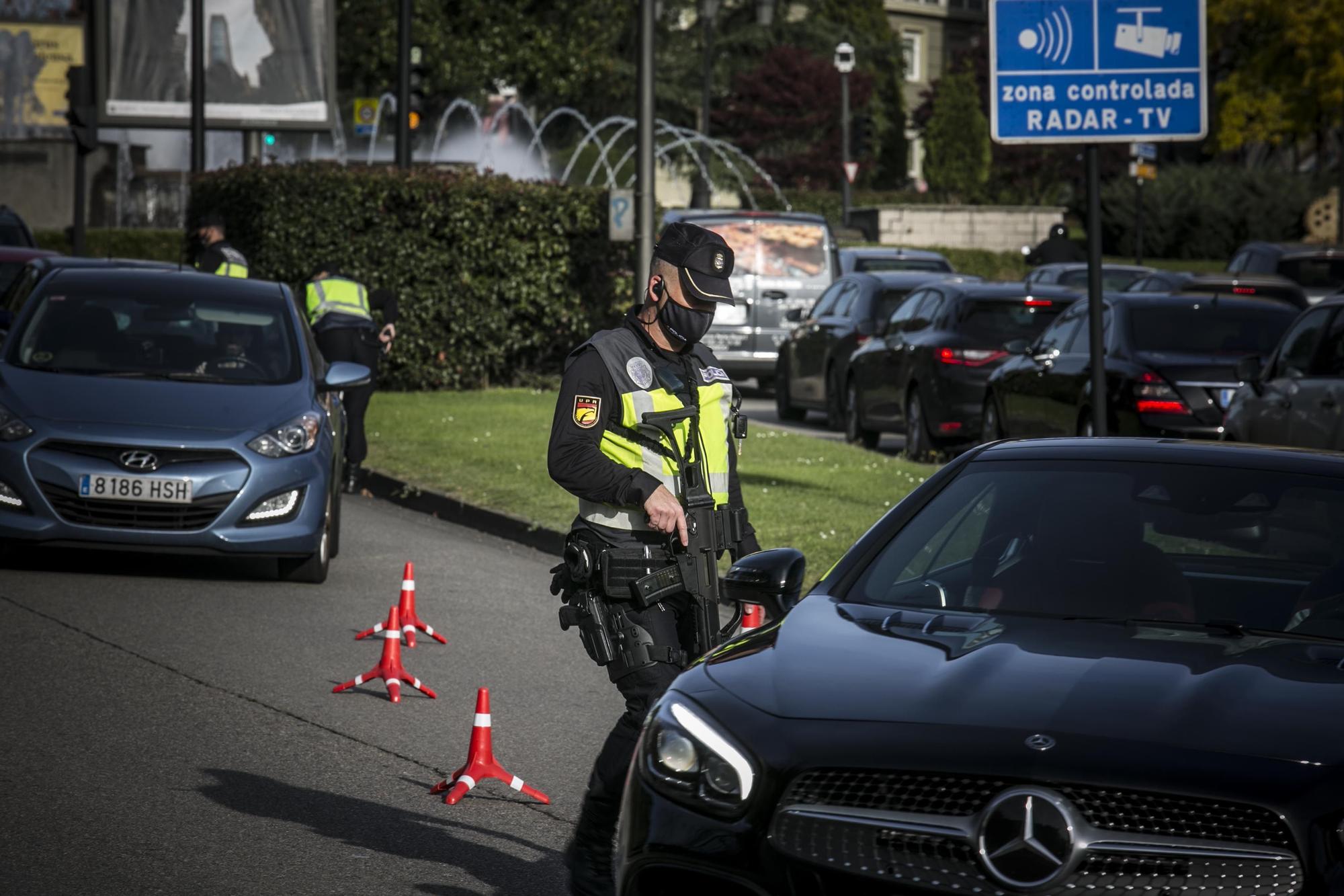 Control de la Policía Nacional en la entrada de Oviedo