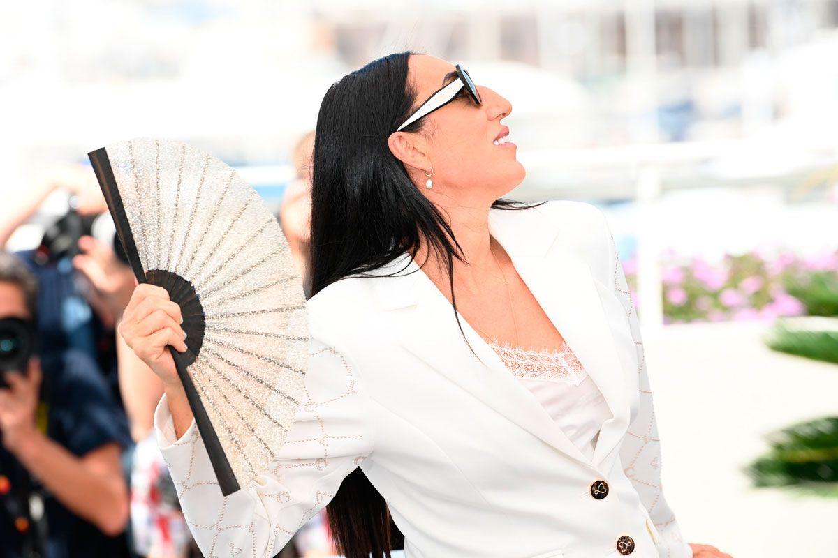 Rossy de Palma, con look de Lola Casademunt y abanico de Olivier Bernoux en el Festival de Cannes 2022