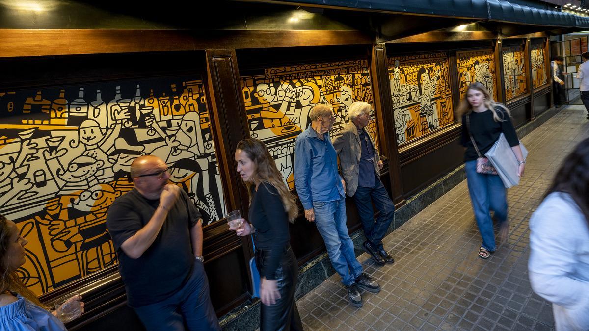 La coctelería Dry Martini de Javier de las Muelas expone la obra más reciente de Javier Mariscal.