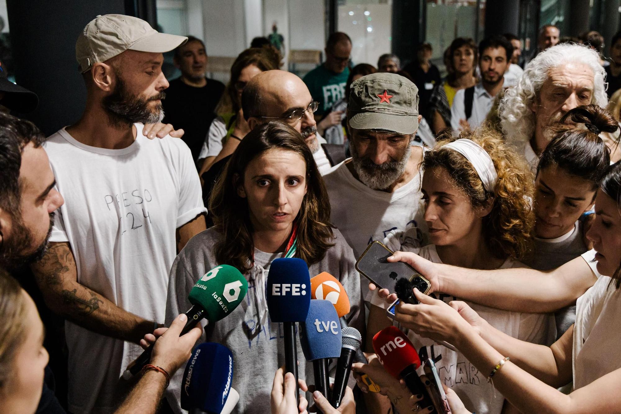 La llegada de Lucía Muñoz y Alejandra Martínez a Barajas en imágenes