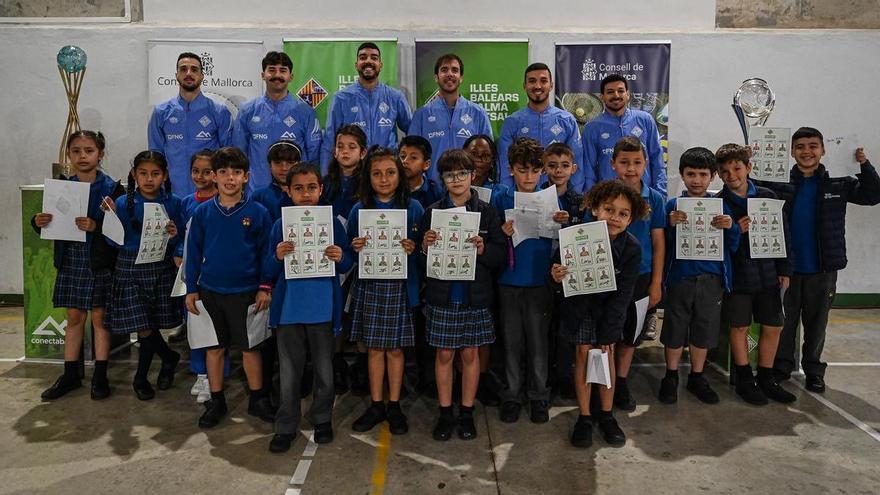 Baño de masas del Illes Balears Palma Futsal en el colegio Juan de la Cierva