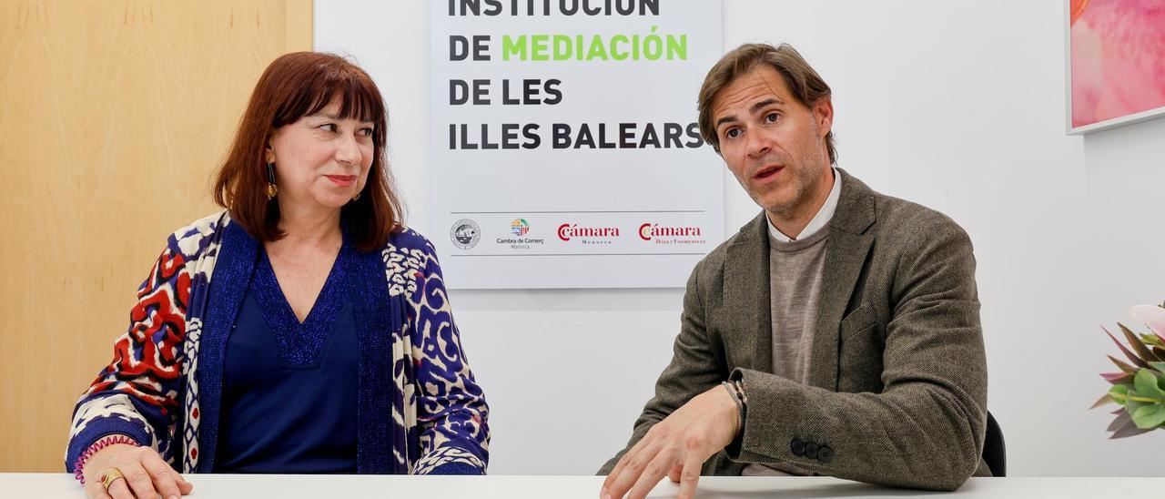 La abogada Eva Cardona y el juez decano de Ibiza, Sergio González, durante la entrevista