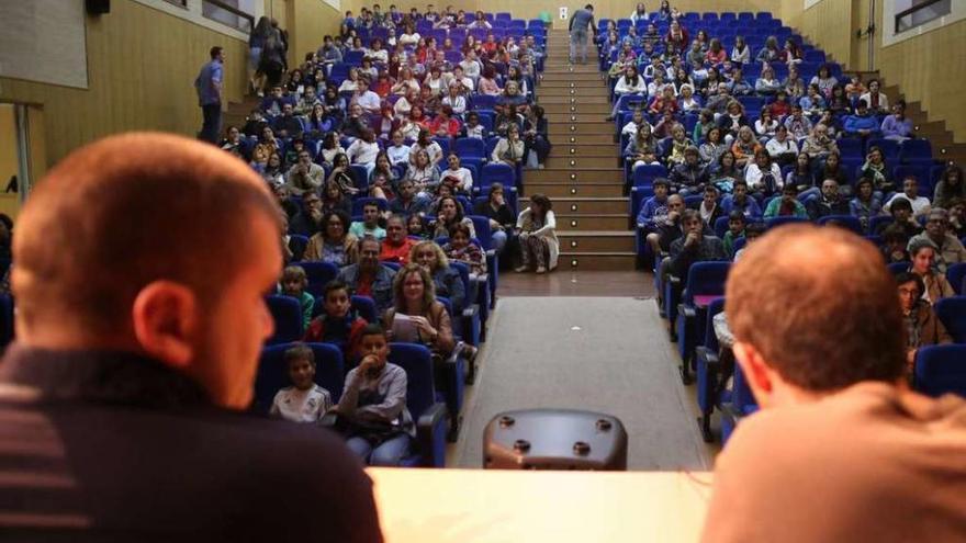 El edil Juan José Cruz y Benxamín Otero presentaron el inicio del curso del conservatorio. // Bernabé/Gutier