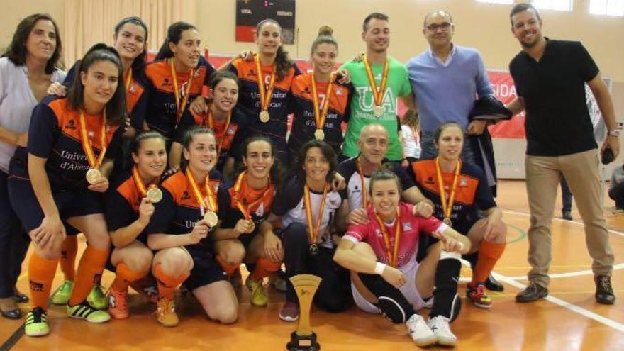 Jugadoras y técnicos celebran el título conseguido en Murcia