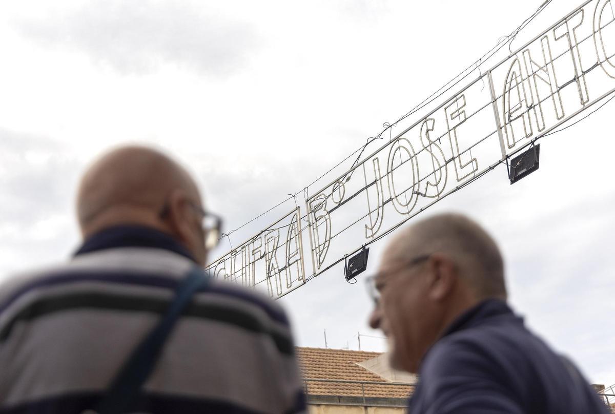 Luces de Hogueras instaladas en algunas calles de Alicante