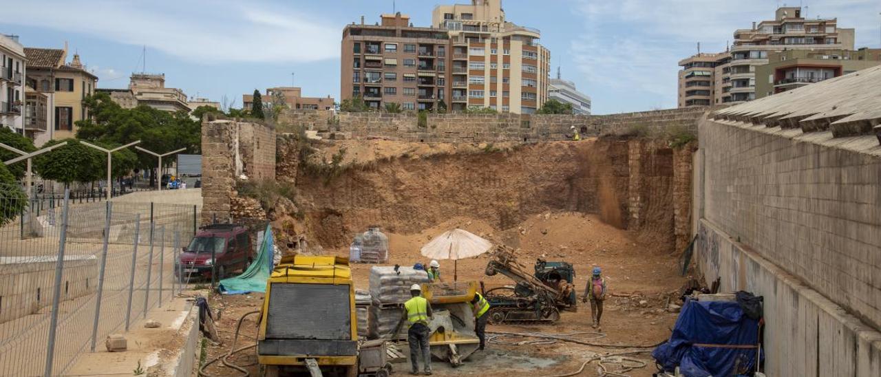 Los obreros trabajaban el viernes en el vaciado de una de las zonas del Baluard.