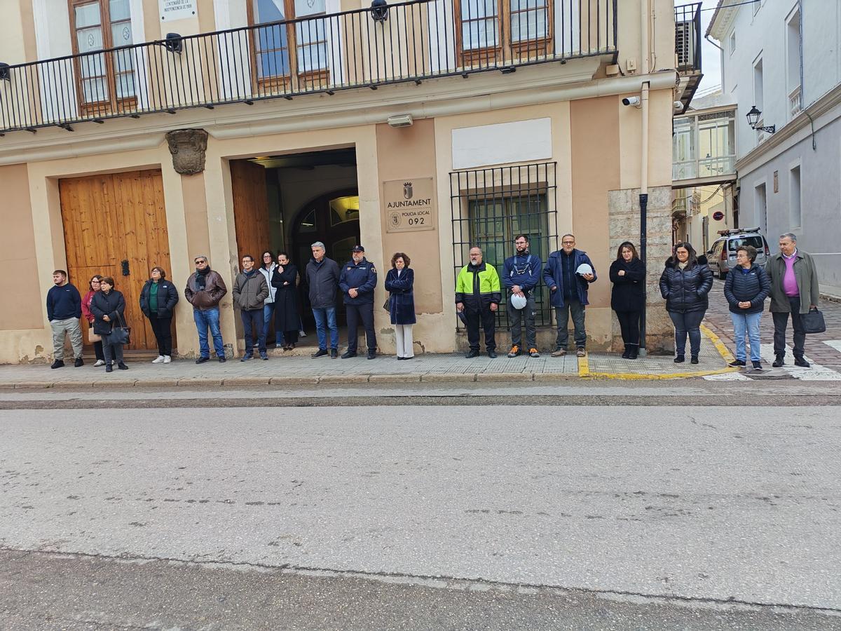 Minuto de silencio a las puertas del ayuntamiento de Carcaixent.