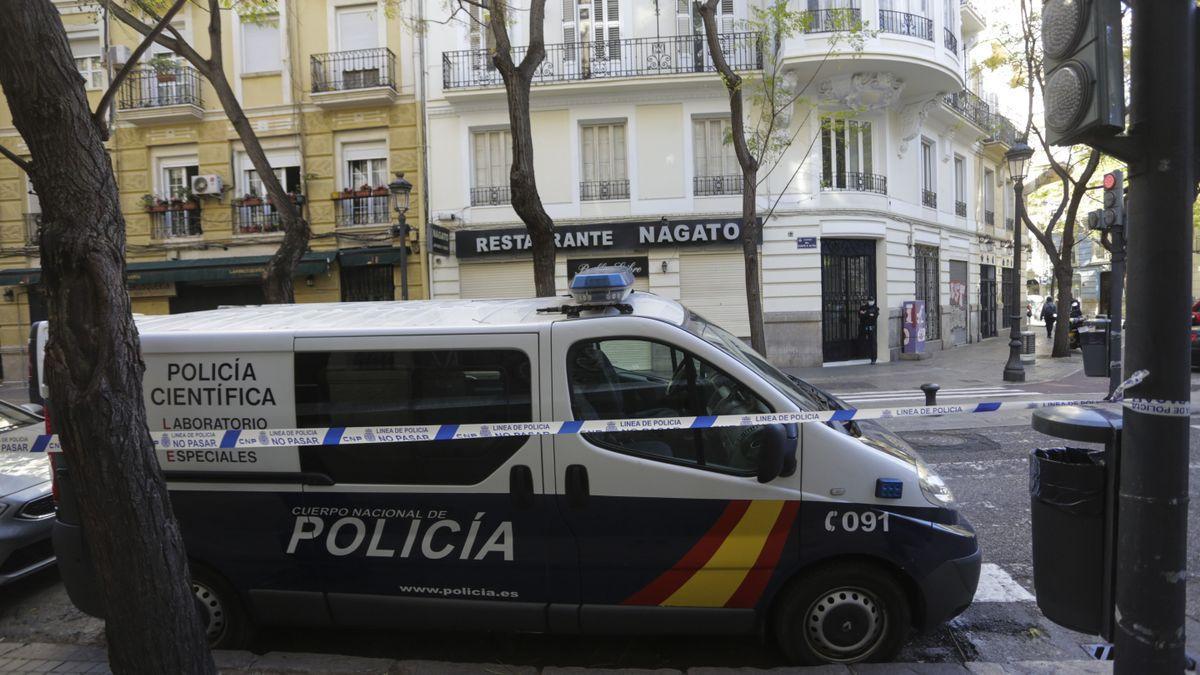 Un furgón de la Policía Científica del CNP frente al lugar donde ha sucedido el crimen machista.