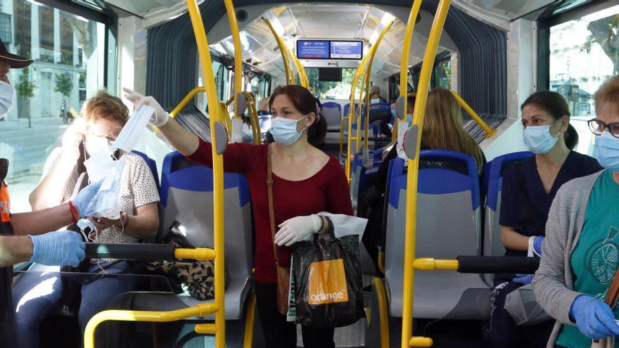 Pasajeros en un autobús en Sevilla.