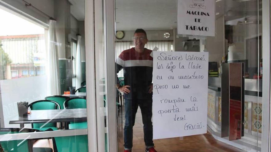 José María Álvarez, ayer, en su negocio, con un cartel pegado en la puerta que reza: &quot;Señores ladrones, les dejo la llave en un macetero, pero no me rompan la puerta más veces. Gracias&quot;.