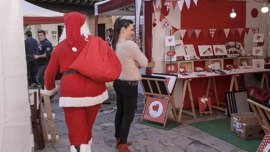 Papá Noel se volverá a pasear por el mercadillo navideño.