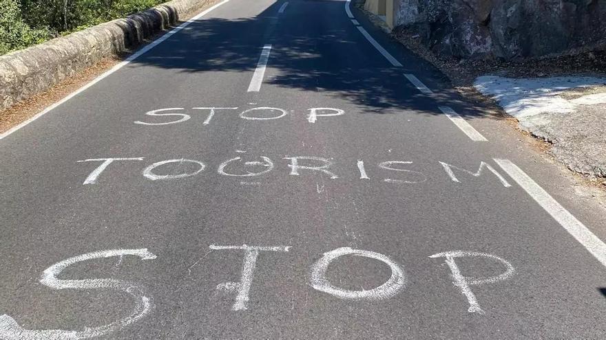 „Stop tourism“ auf Mallorcas Panoramastraße Ma-10: Tourismuskritische Schriftzüge zwischen Sóller und Deià