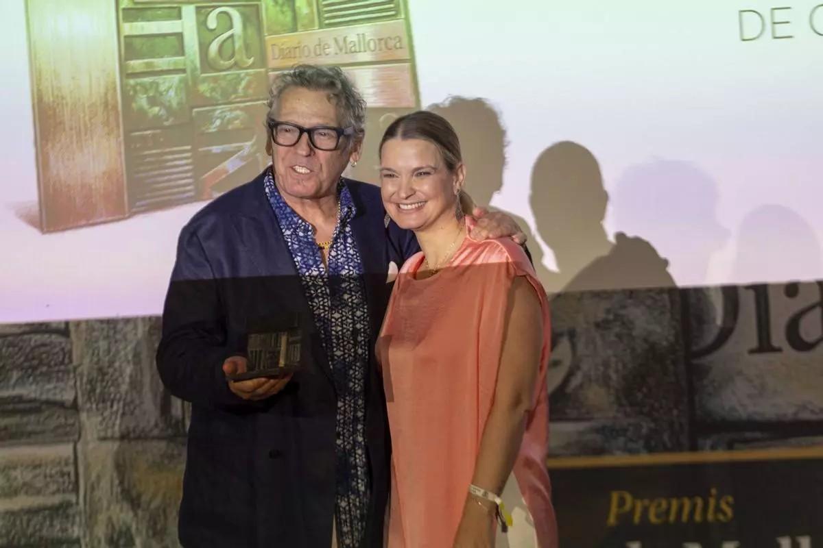 Lorenzo Santamaria erhält den Kulturpreis der Zeitung „Diario de Mallorca“, der ihm von Marga Prohens, der balearische Ministerpräsidentin, überreicht wird.