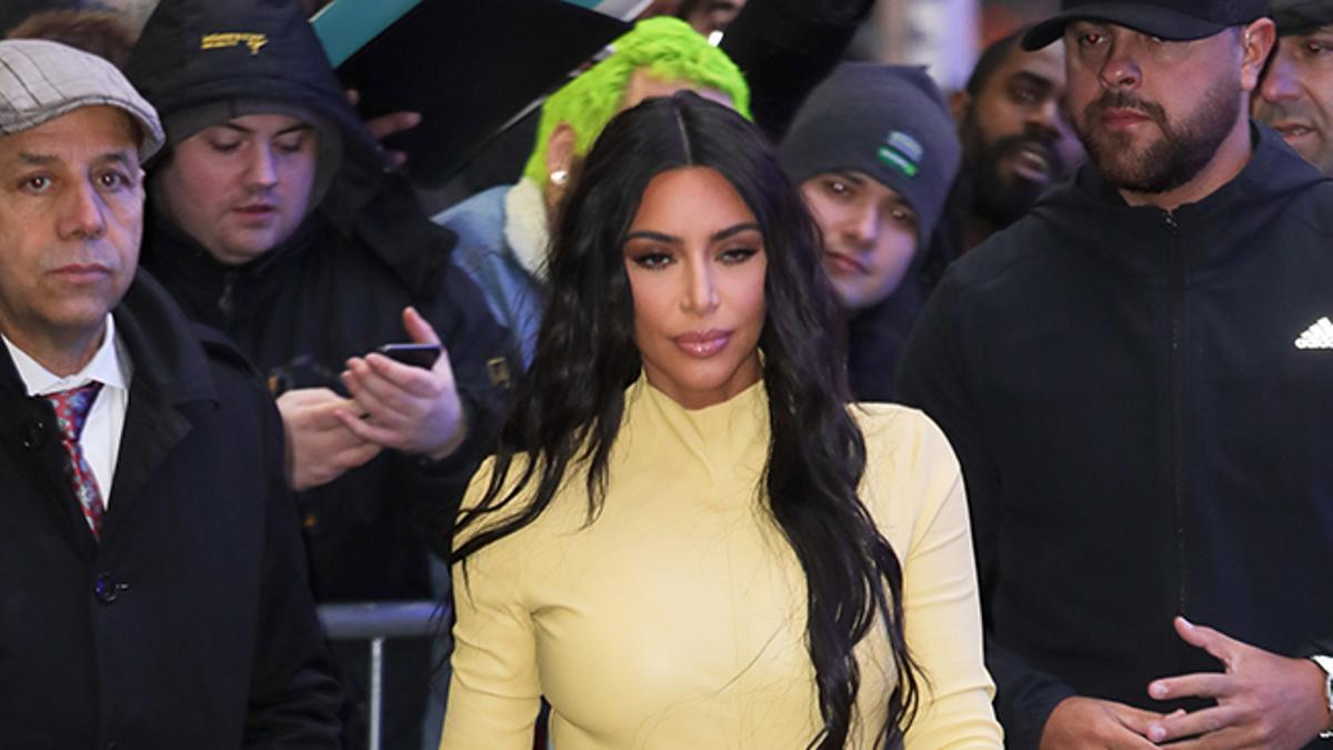 Kim Kardashian con total look en amarillo