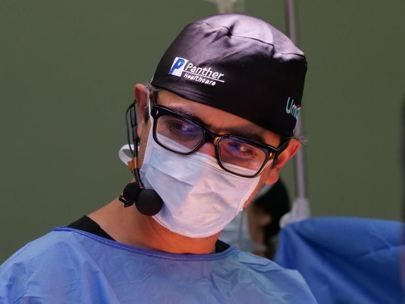 El cirujano coruñés, durante una operación