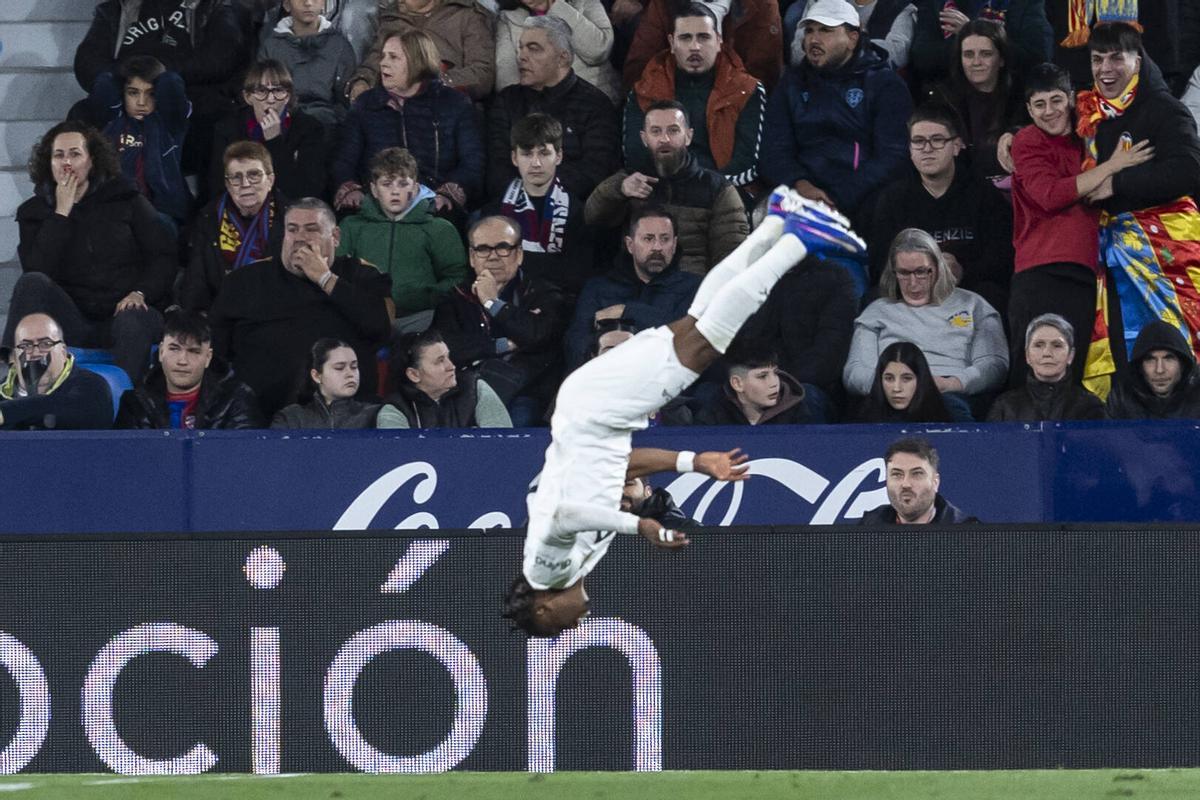 Ramazani celebra el gol con una cabriola.