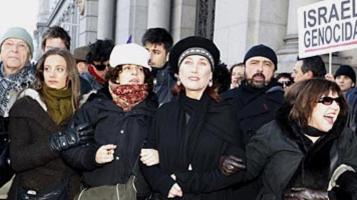 Los actores Michelle Jenner, Adriana Ozores, Verónica Forqué, Paco Tous, y Loles León (de izquierda a derecha), en la manifestación.