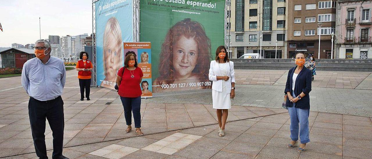 Carlos Becedóniz, Natalia González; Isabel Llano, &quot;Isassaweis&quot;, y Melania Álvarez, ayer, en la presentación de la campaña.